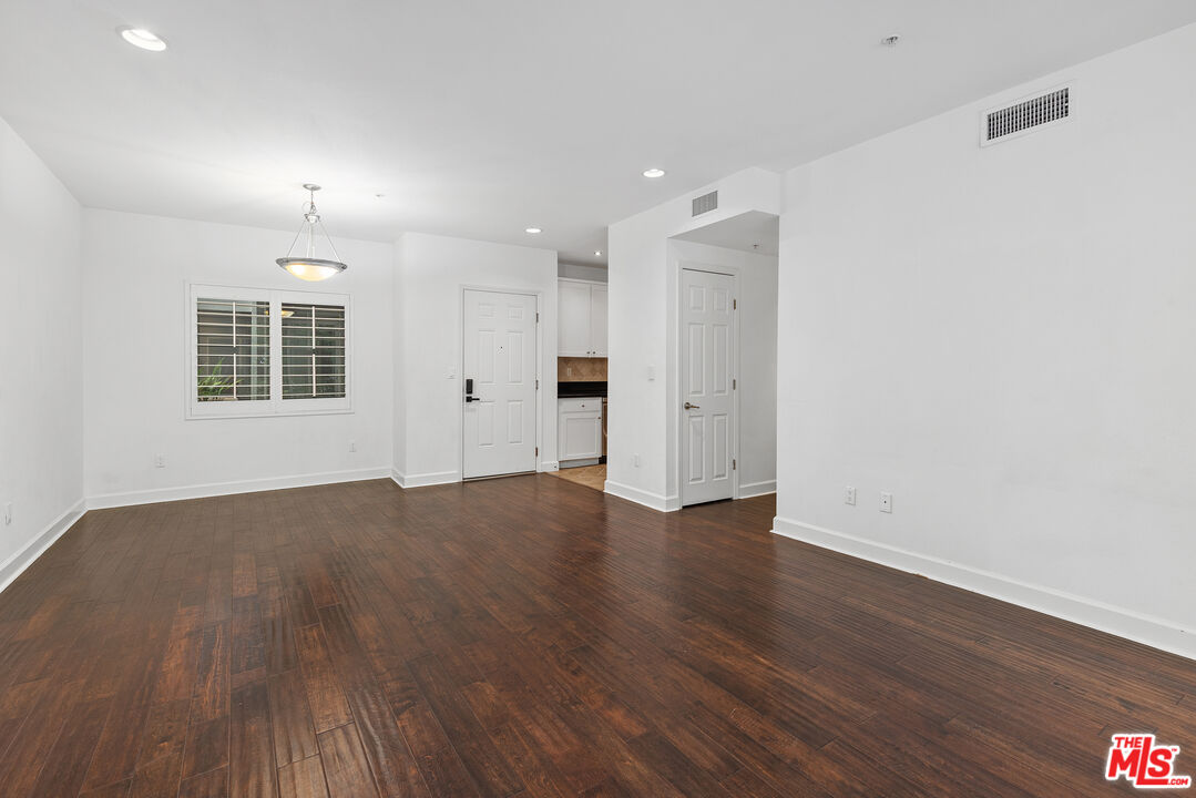 6038 Carlton Way Unit: 106