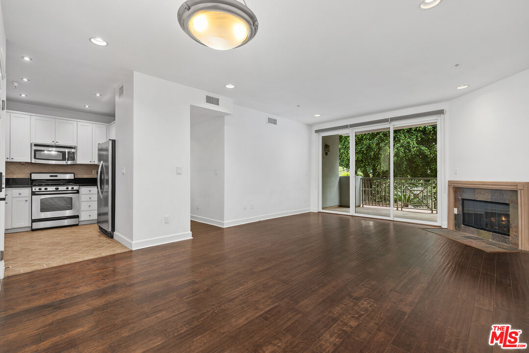 6038 Carlton Way Unit: 106