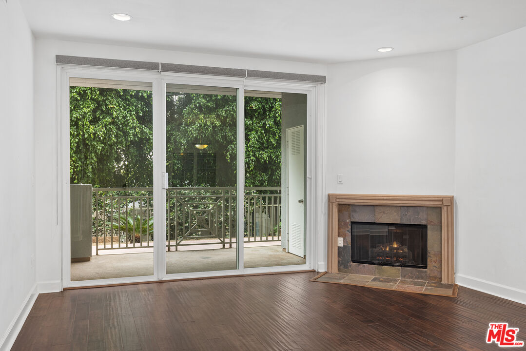 6038 Carlton Way Unit: 106