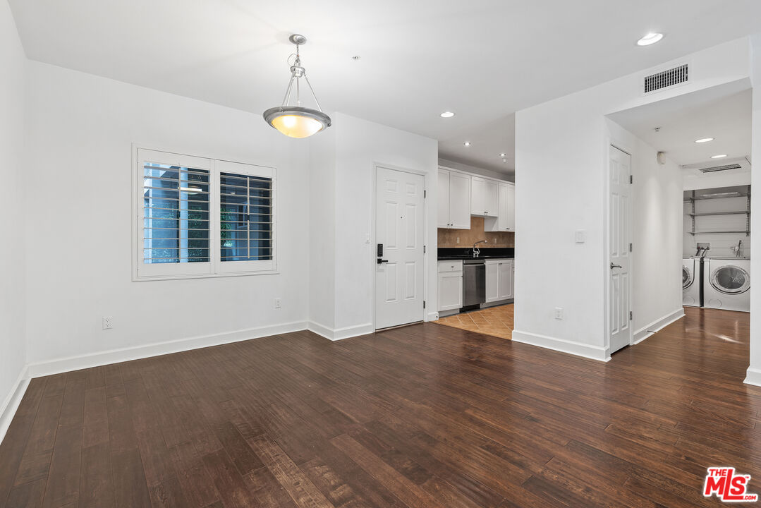6038 Carlton Way Unit: 106