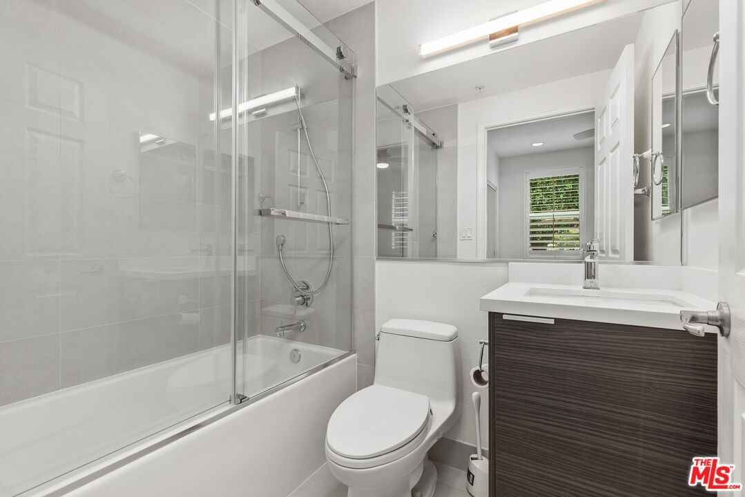 6038 Carlton Way Unit: 106