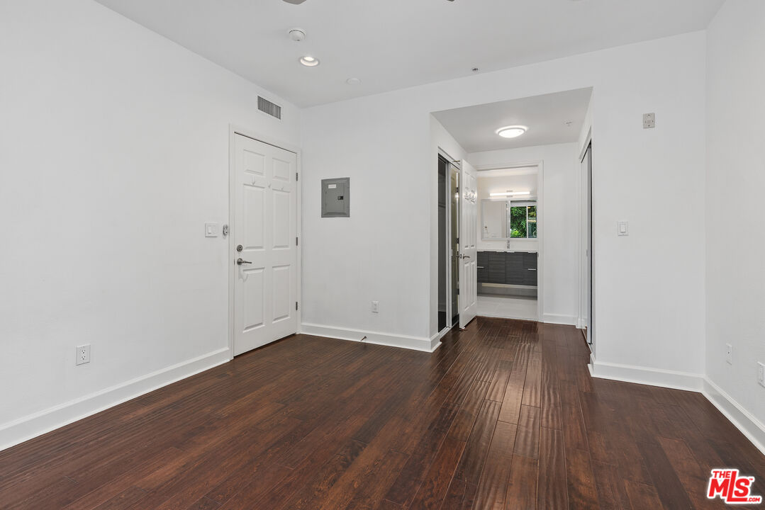 6038 Carlton Way Unit: 106