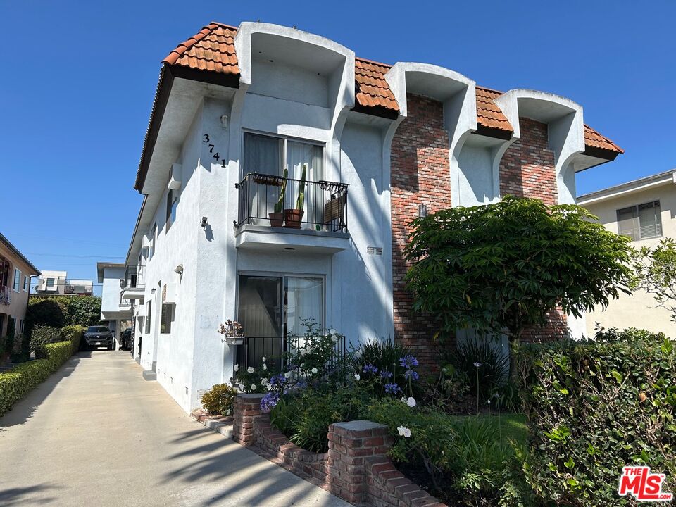 3741 Westwood Blvd Unit: 4