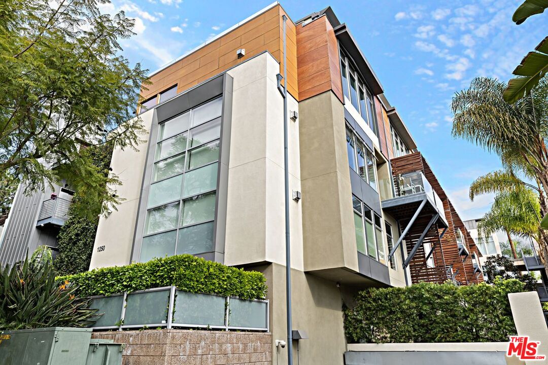 1250 N Harper Ave Unit: 416