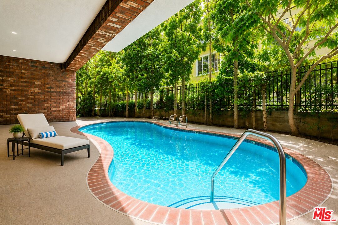 1375 Kelton Ave Unit: 104
