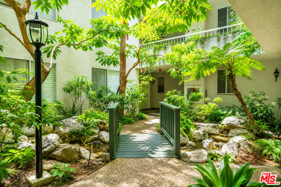 1375 Kelton Ave Unit: 104