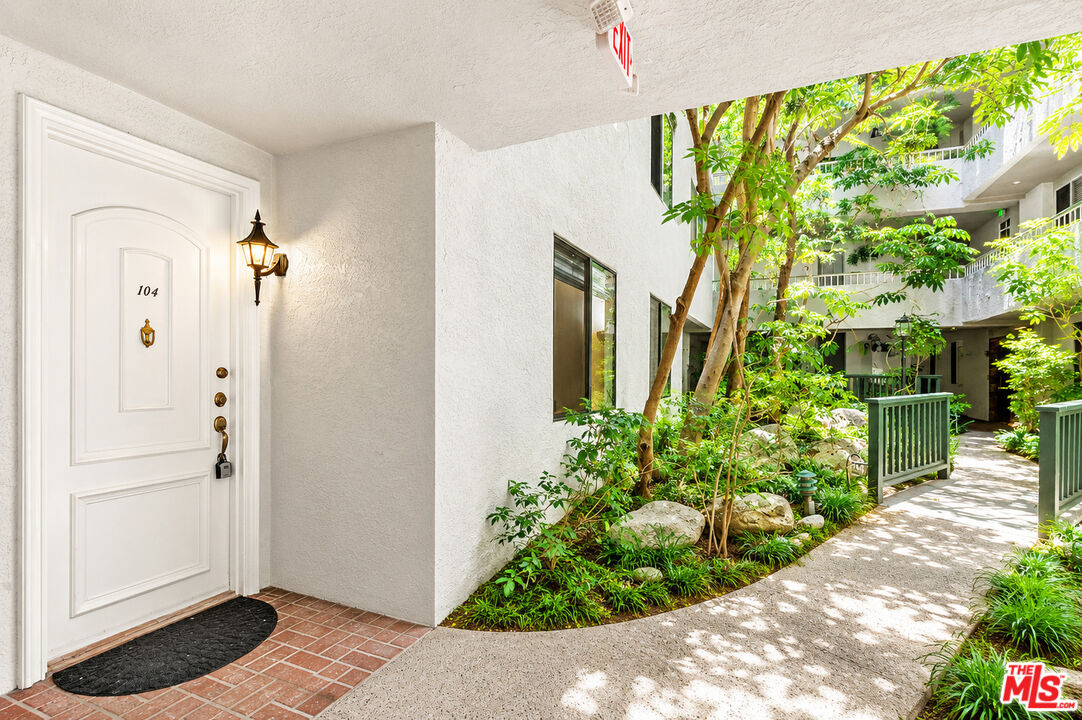 1375 Kelton Ave Unit: 104
