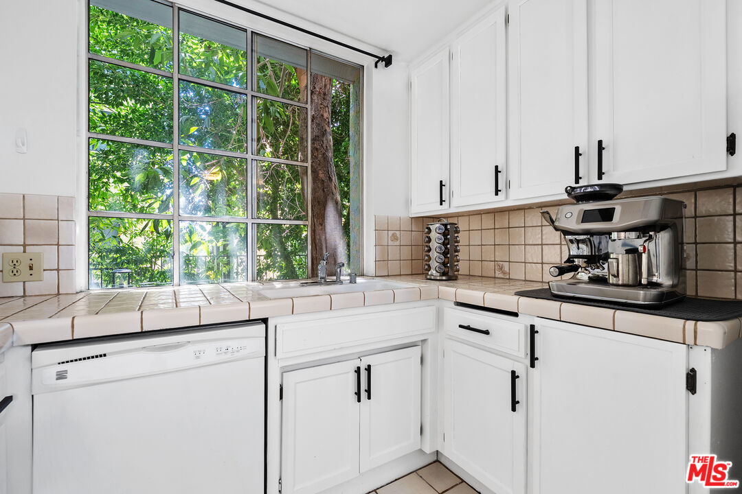 1375 Kelton Ave Unit: 104