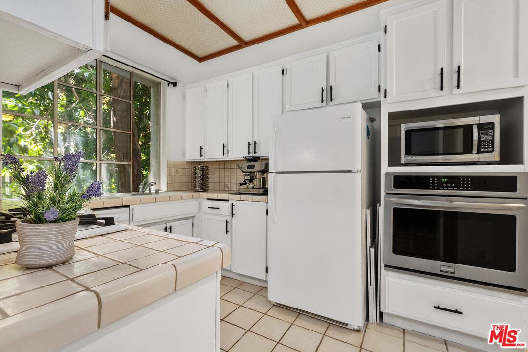 1375 Kelton Ave Unit: 104