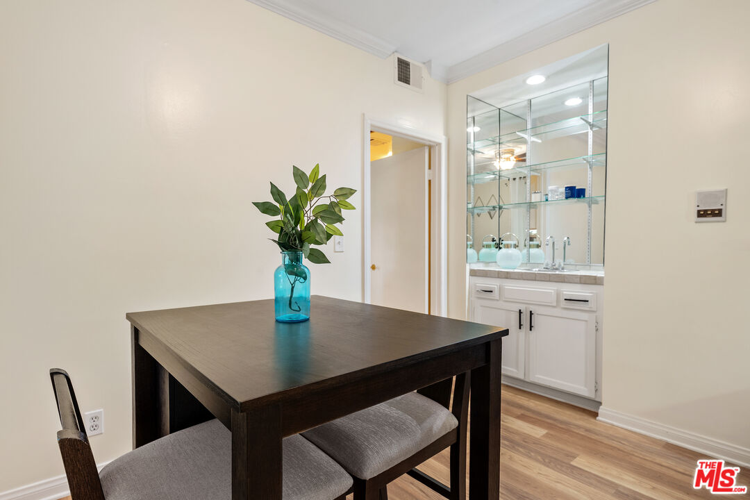 1375 Kelton Ave Unit: 104