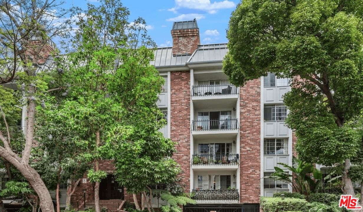 1375 Kelton Ave Unit: 104
