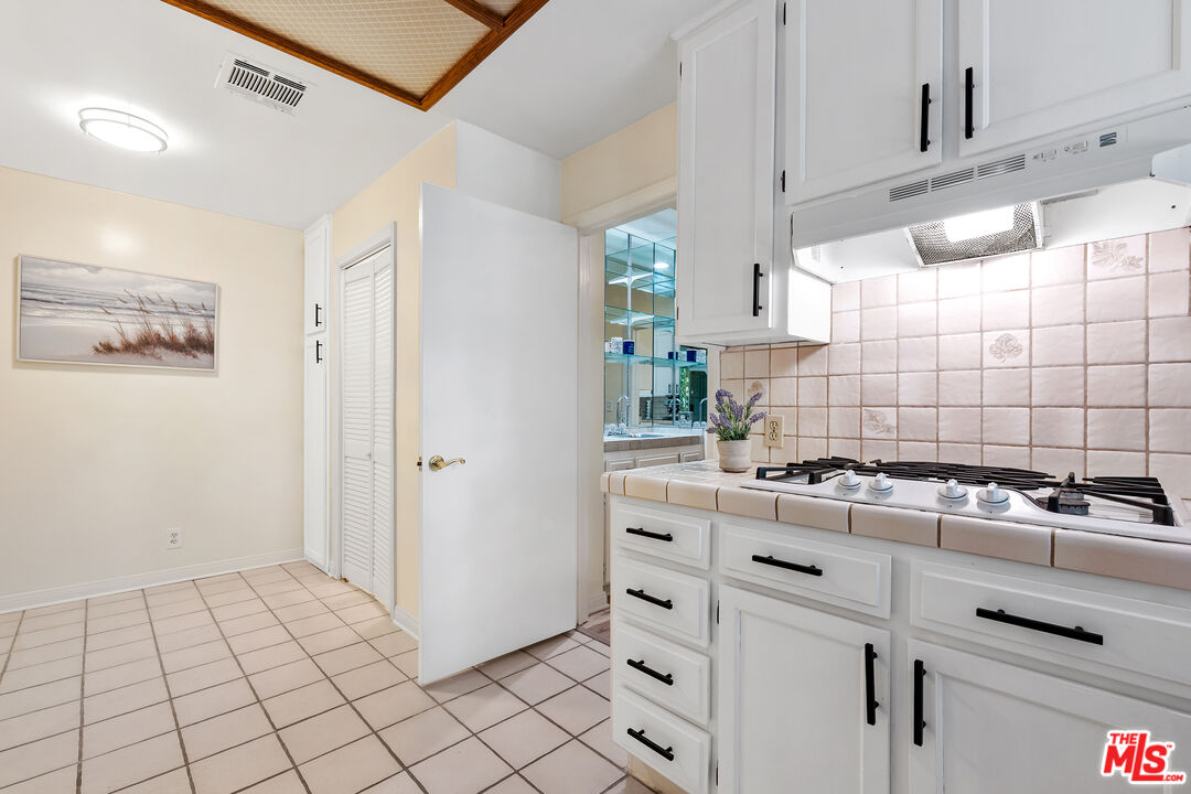 1375 Kelton Ave Unit: 104