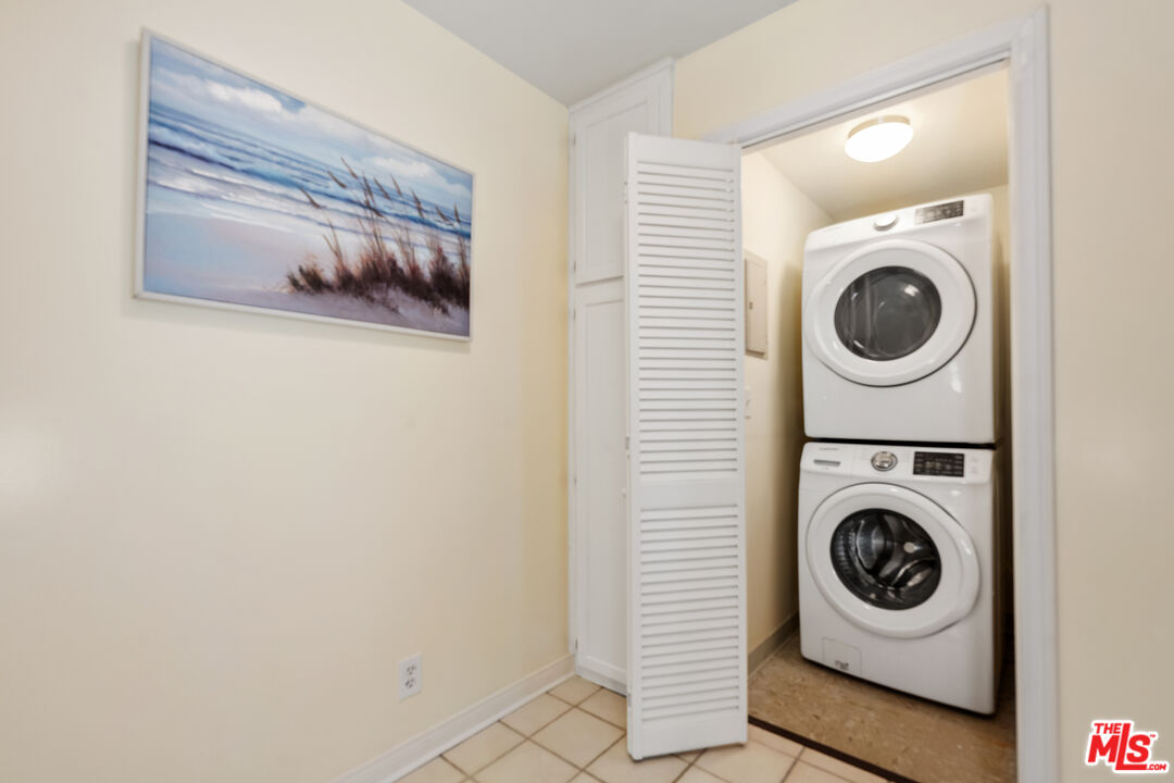 1375 Kelton Ave Unit: 104