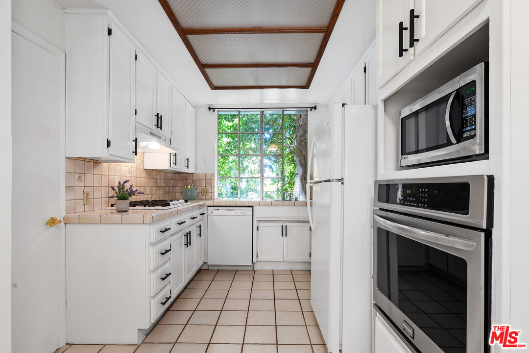 1375 Kelton Ave Unit: 104