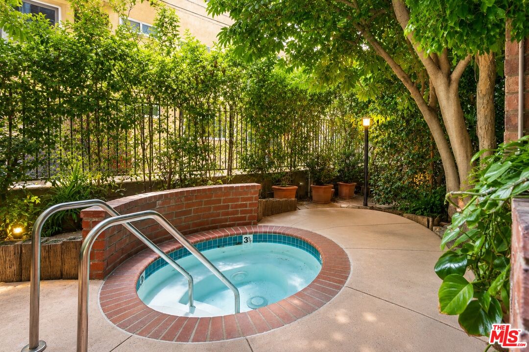 1375 Kelton Ave Unit: 104