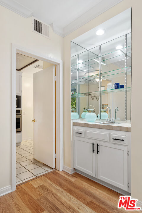 1375 Kelton Ave Unit: 104