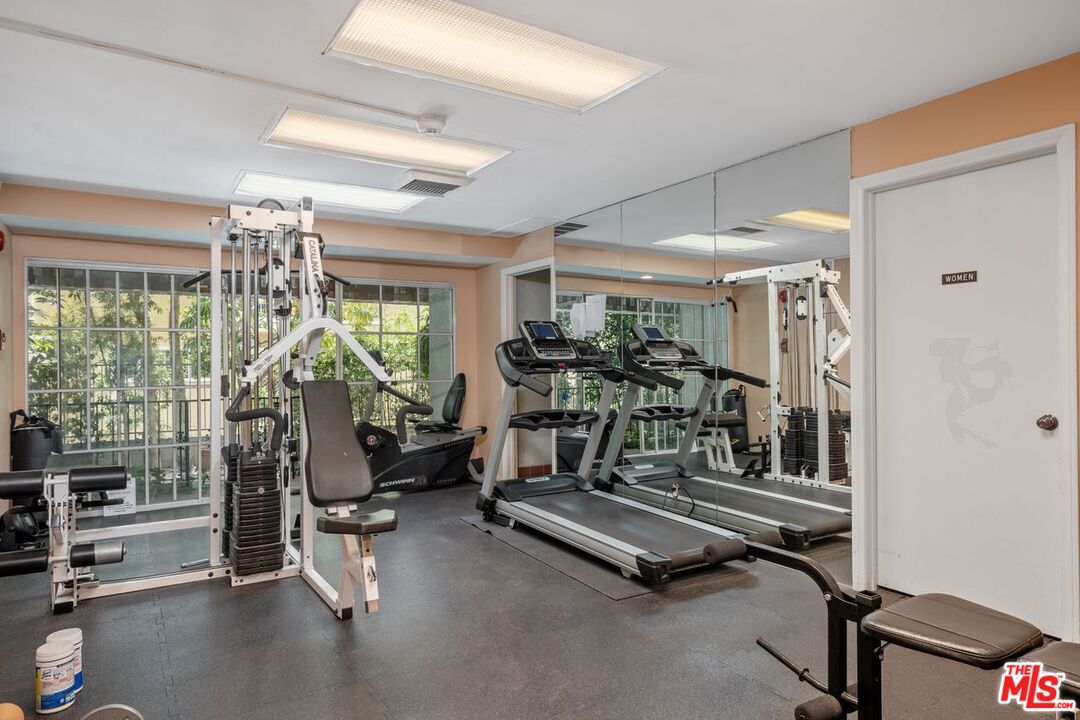 1375 Kelton Ave Unit: 104