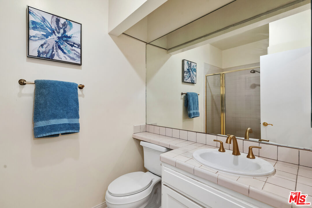 1375 Kelton Ave Unit: 104