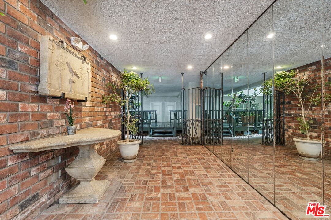 1375 Kelton Ave Unit: 104