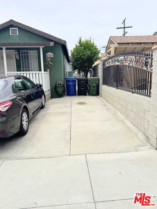 8708 Cadillac Ave