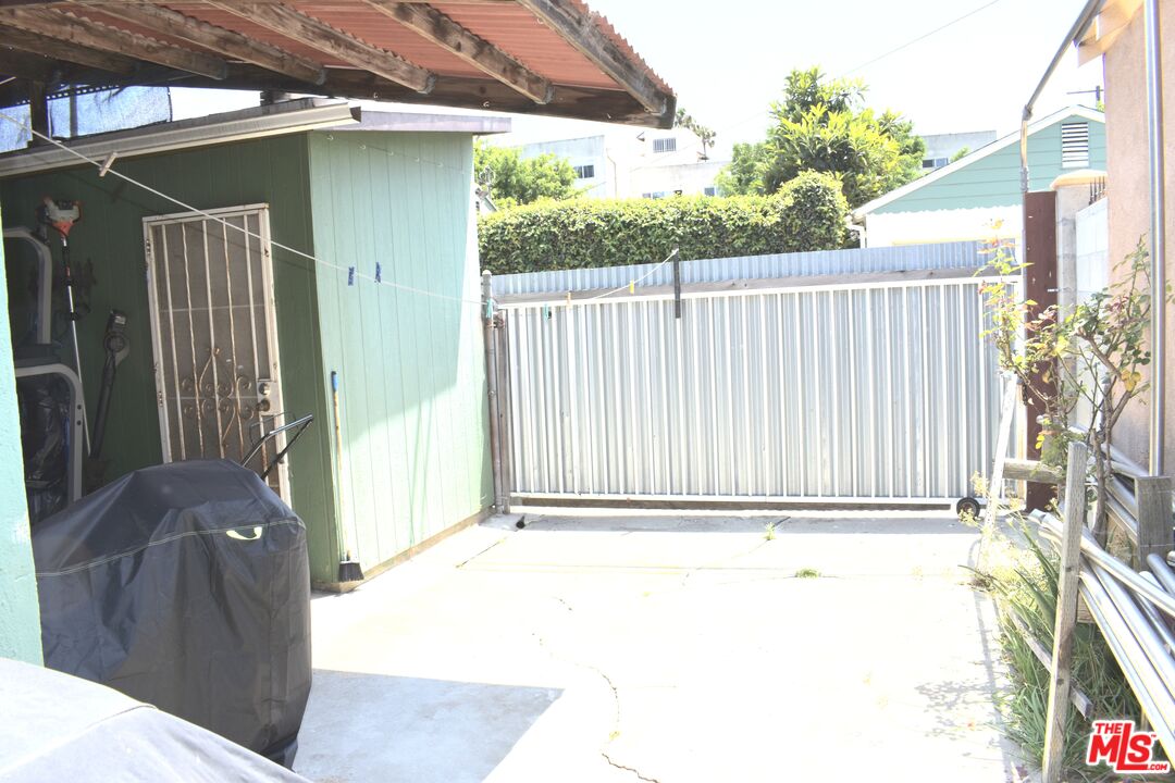 8708 Cadillac Ave