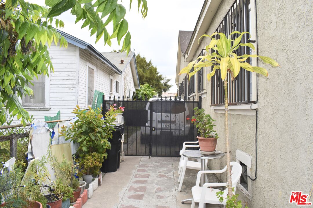 3973 S Van Ness Ave