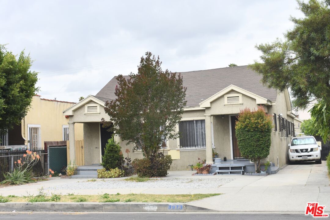 3973 S Van Ness Ave