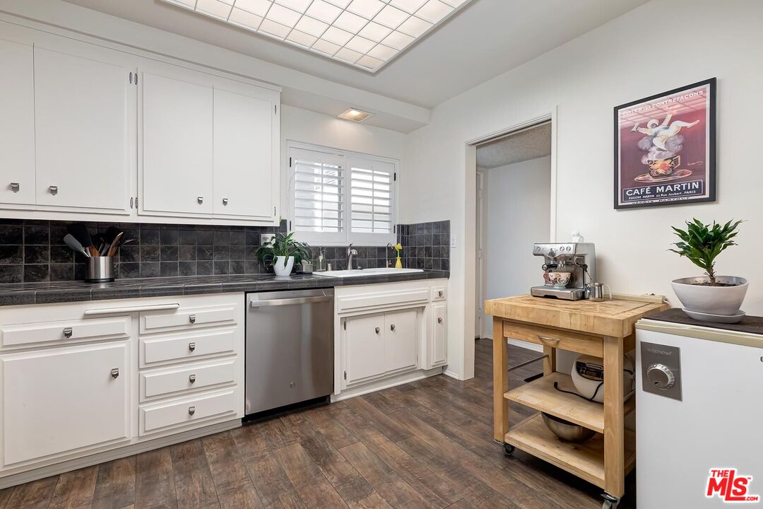 4445 Cartwright Ave Unit: 310
