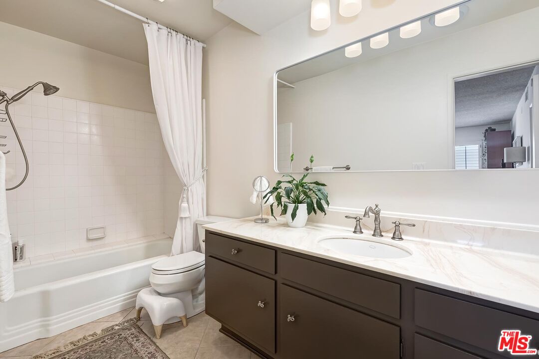 4445 Cartwright Ave Unit: 310