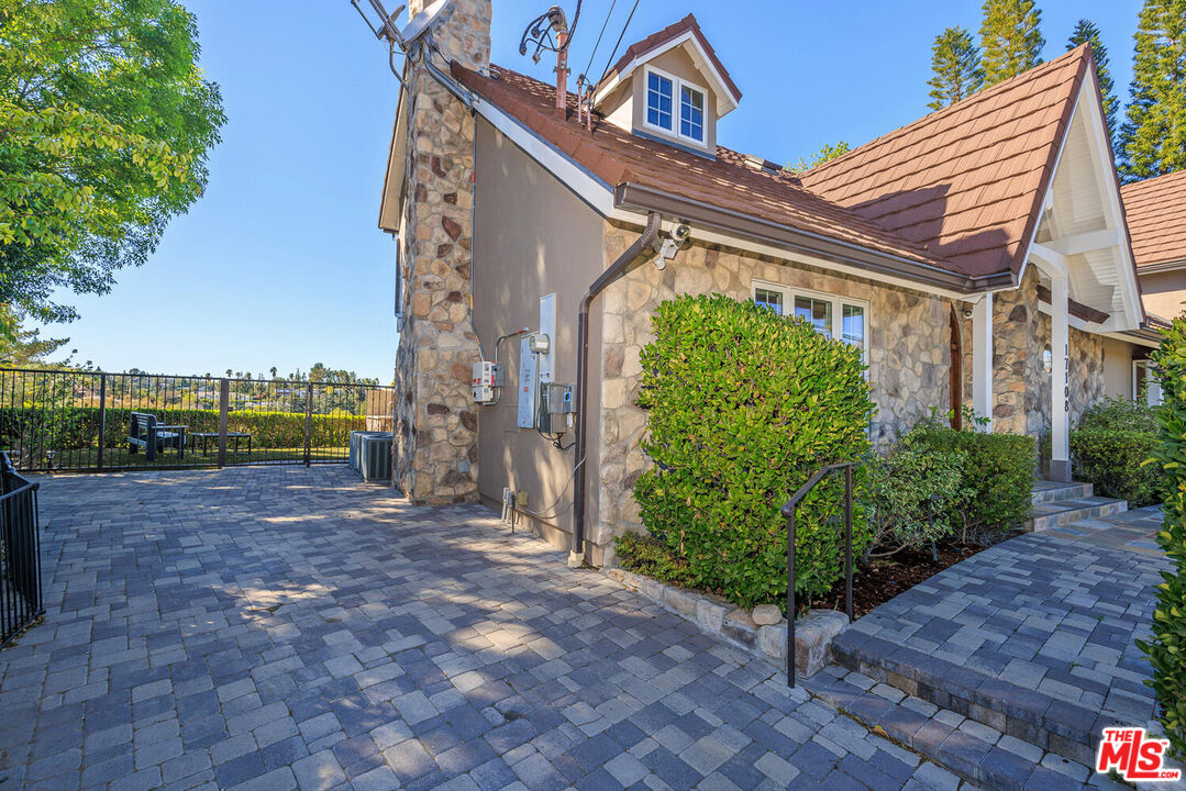 17108 Oak View Dr