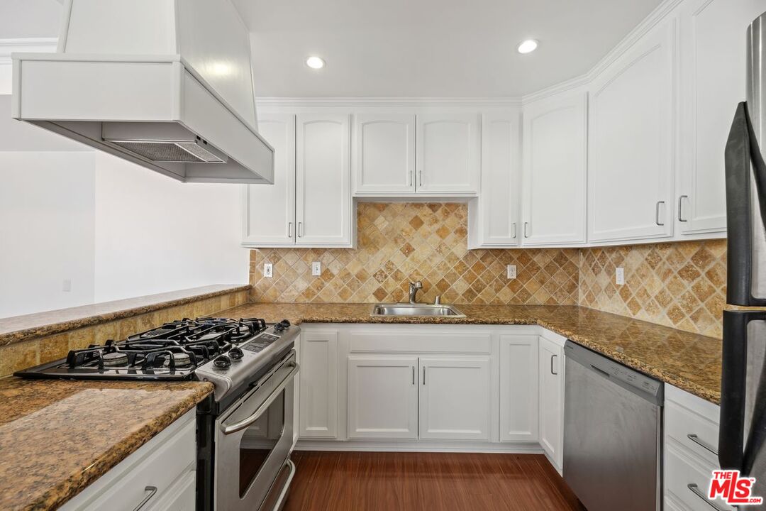 1236 N Flores St Unit: 207
