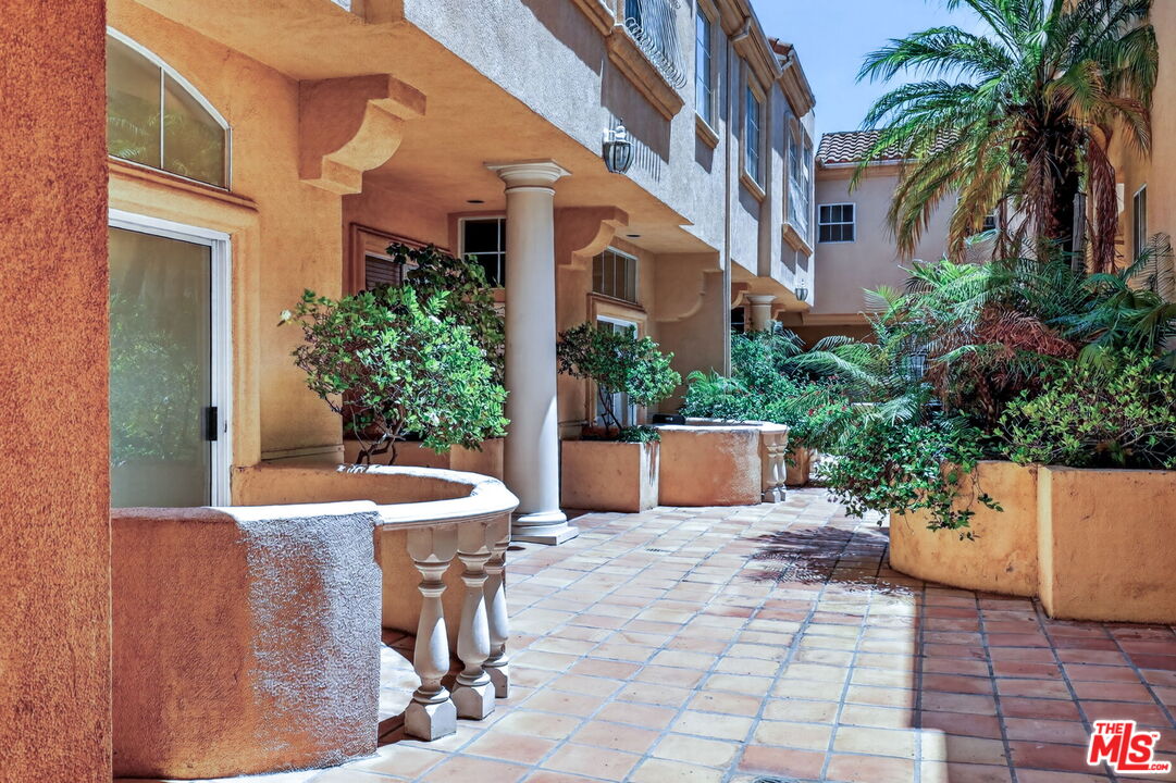 11112 La Maida St Unit: 14