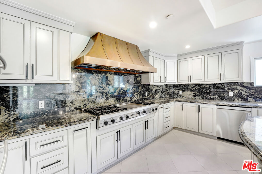 4156 Sunswept Dr