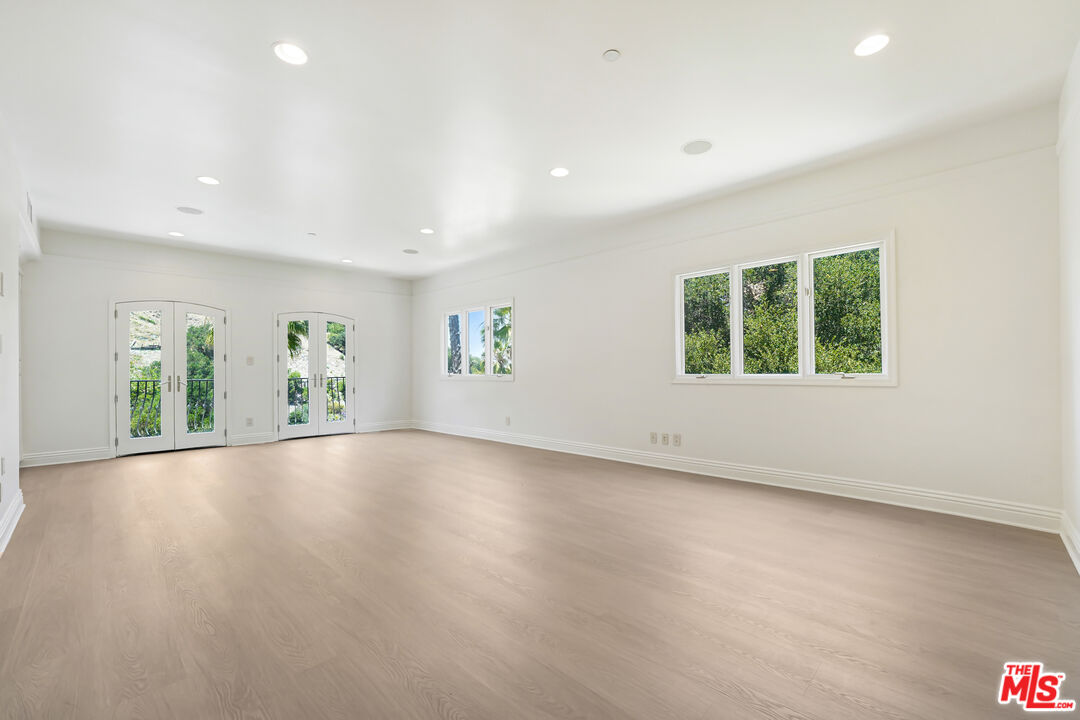 4156 Sunswept Dr