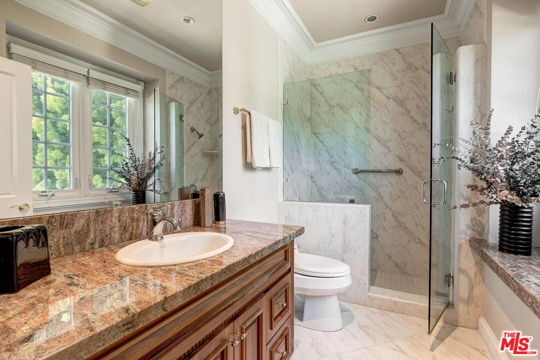 1255 Benedict Canyon Dr