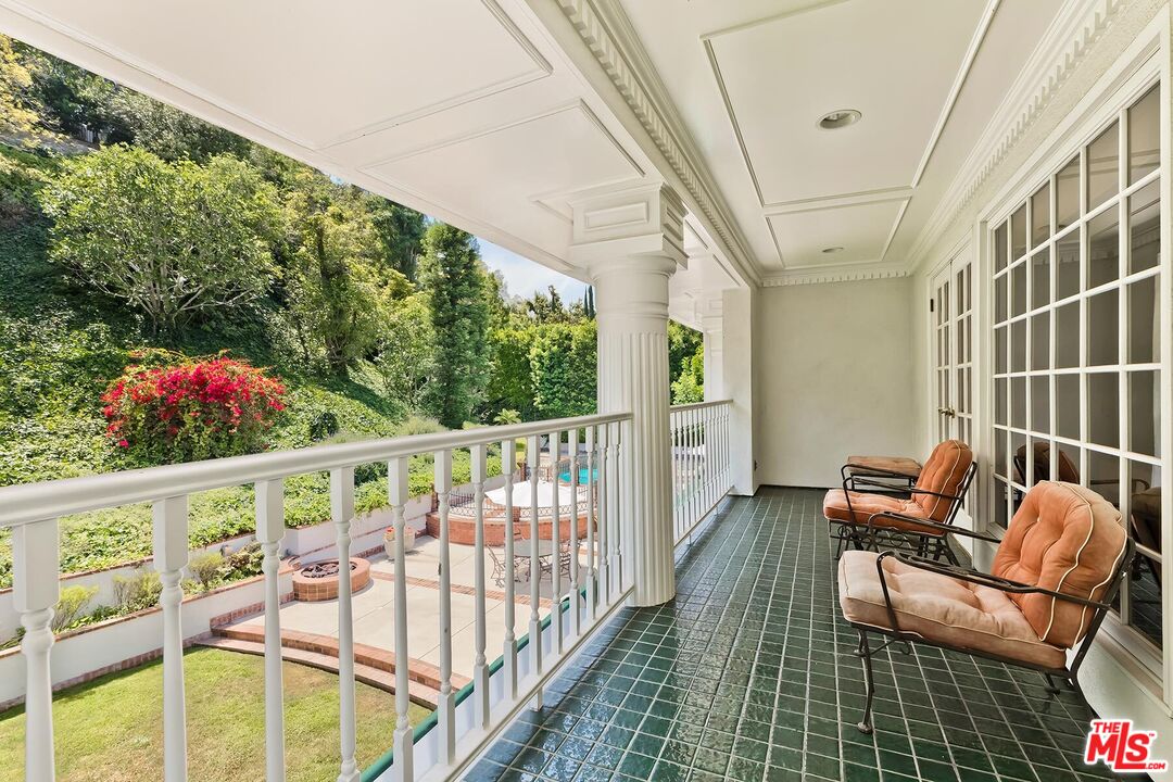 1255 Benedict Canyon Dr