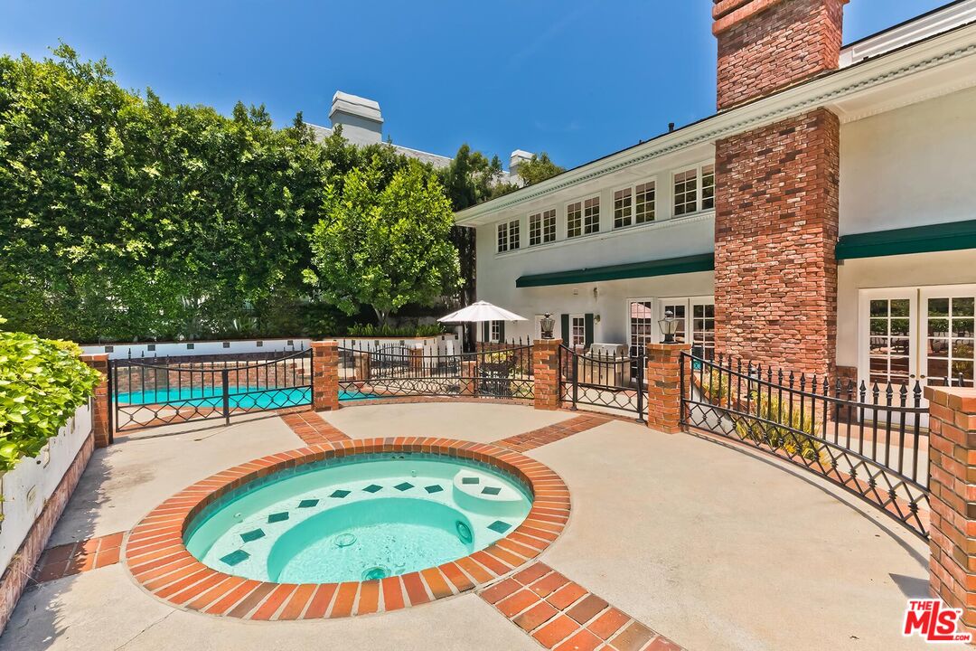 1255 Benedict Canyon Dr