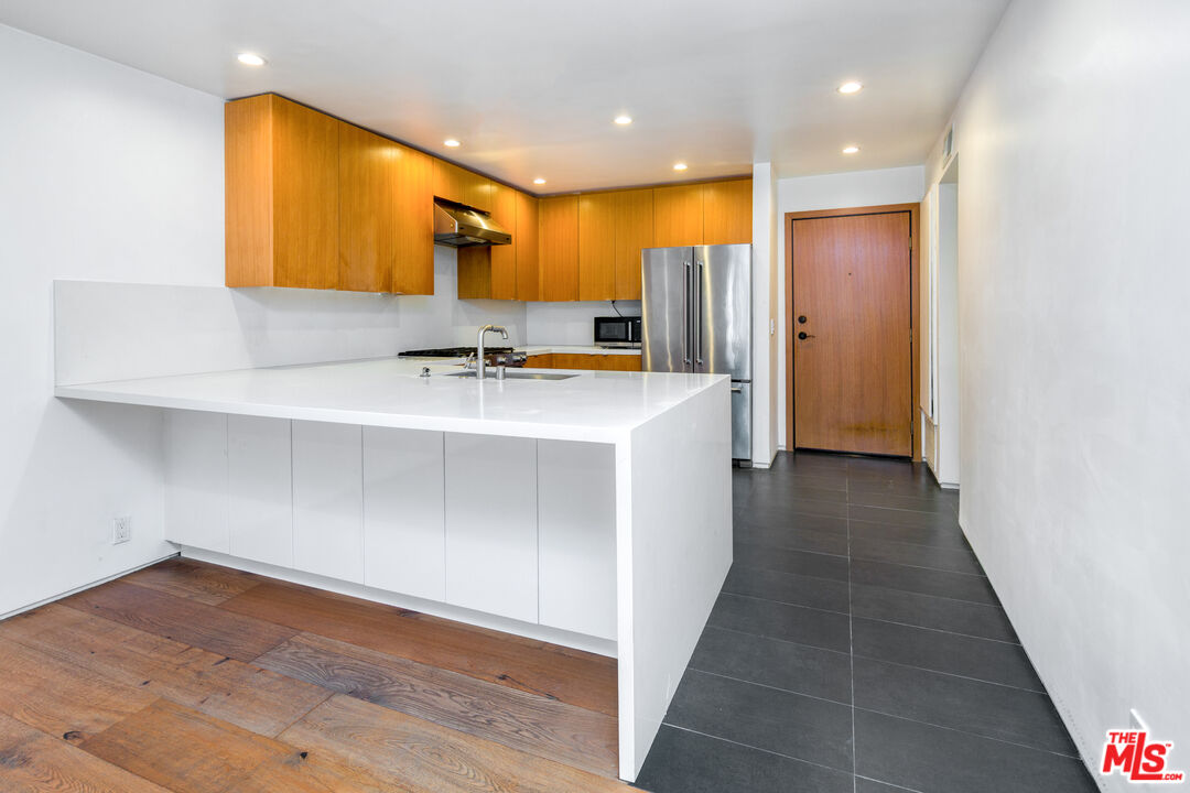 1633 S Bentley Ave Unit: 203