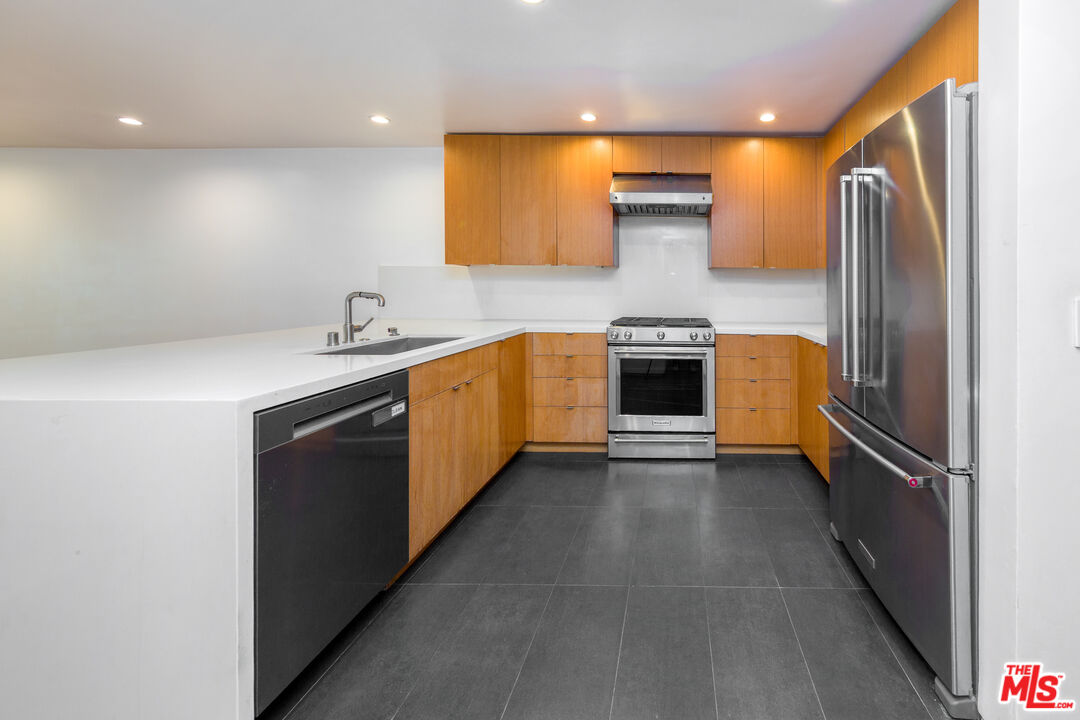 1633 S Bentley Ave Unit: 203