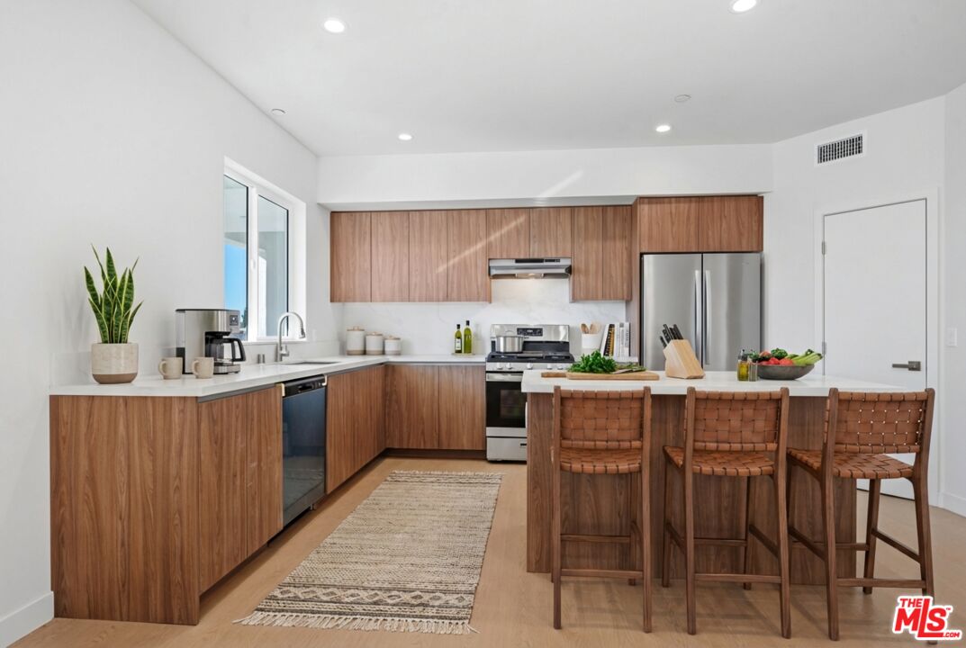 1717 Winona Blvd Unit: 302
