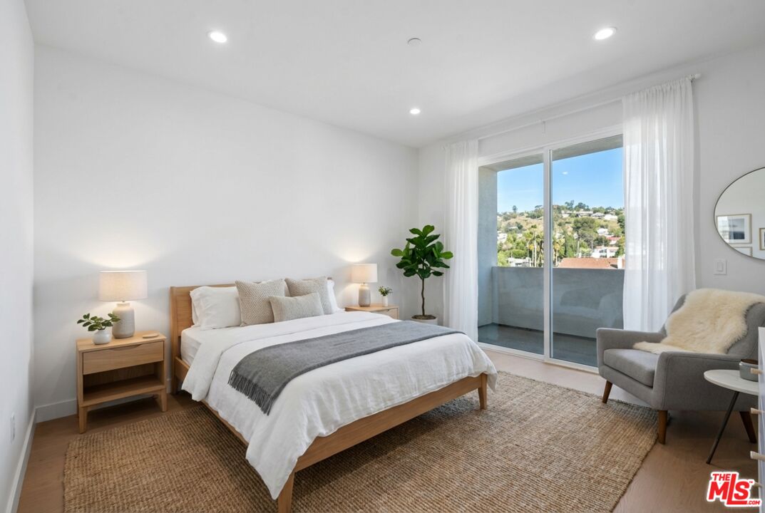 1717 Winona Blvd Unit: 302