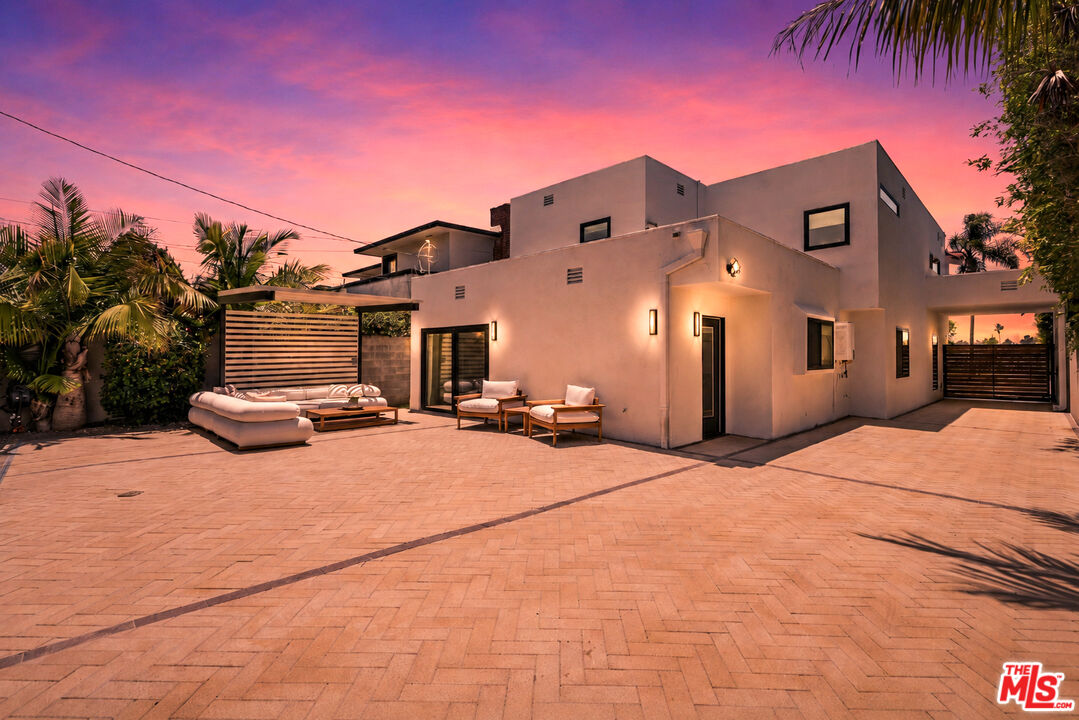 916 Santiago Ave