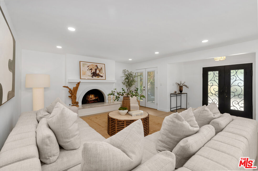 916 Santiago Ave