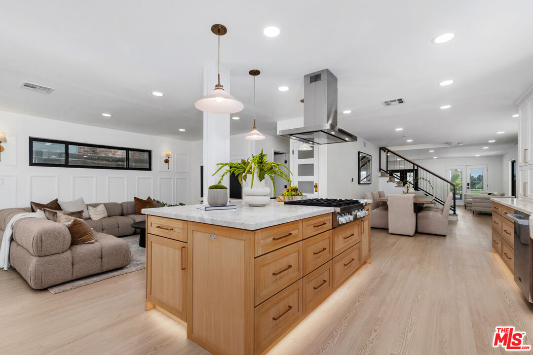 916 Santiago Ave