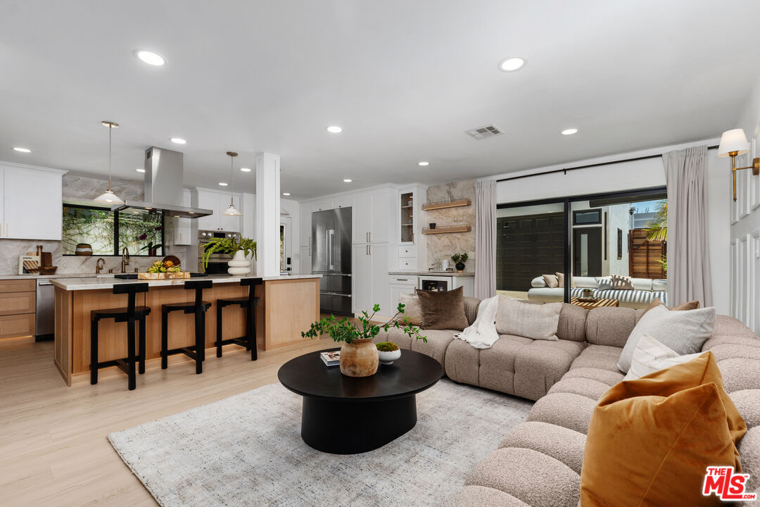 916 Santiago Ave