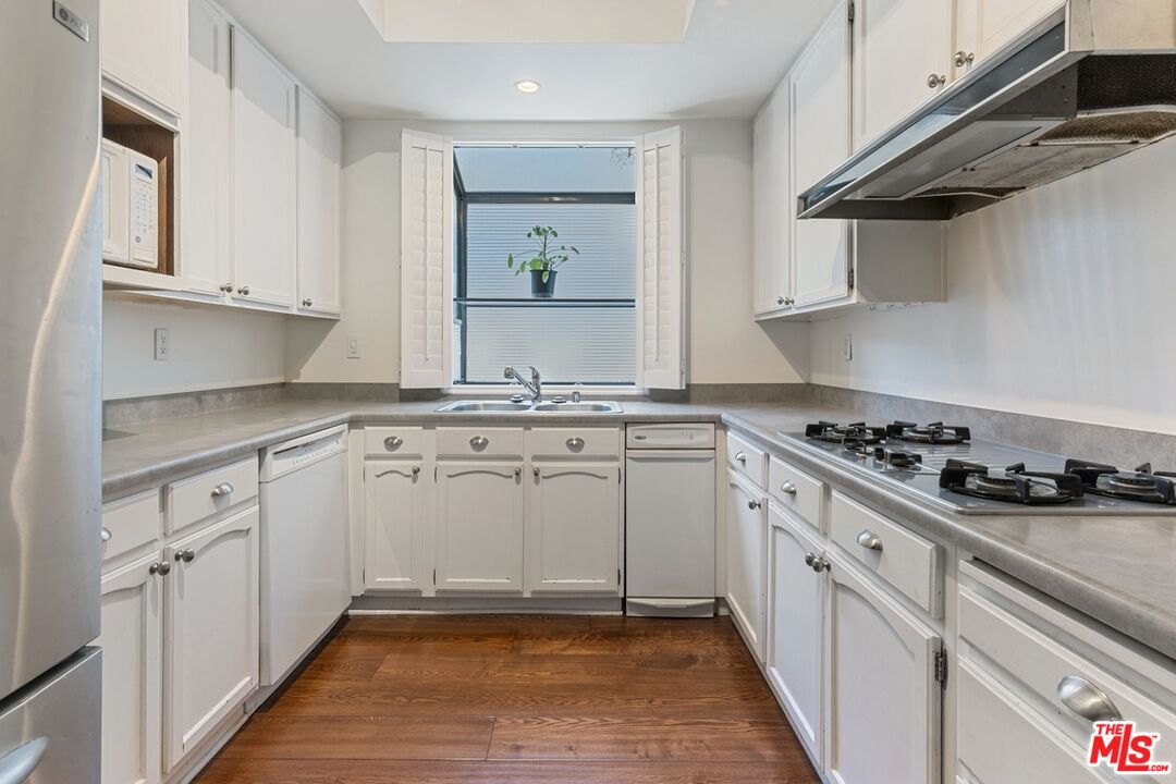 2031 S Bentley Ave Unit: 107