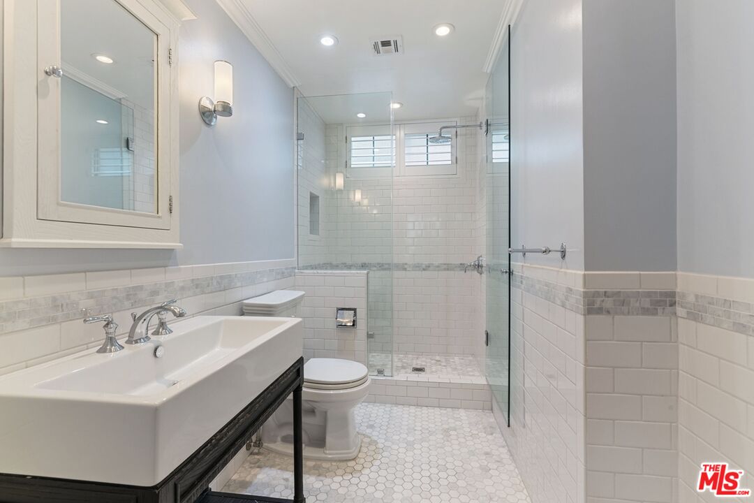 2031 S Bentley Ave Unit: 107