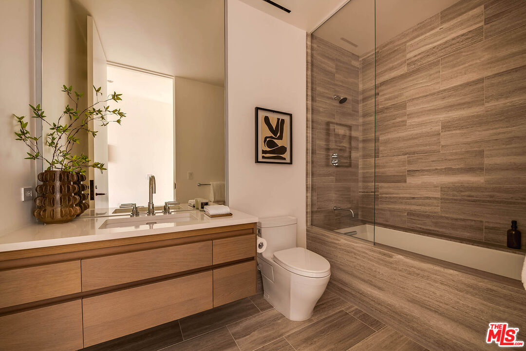 8899 Beverly Blvd Unit: 5E