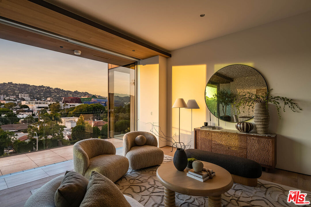 8899 Beverly Blvd Unit: 5E