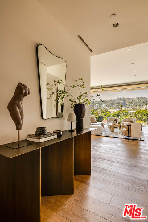 8899 Beverly Blvd Unit: 5E
